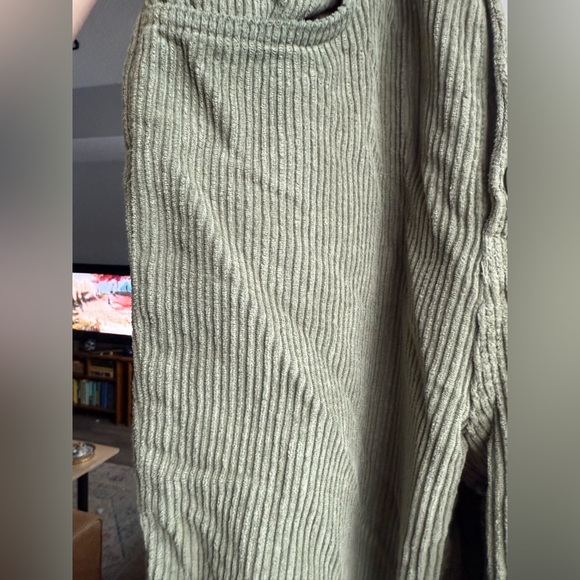 Reformation Cynthia Button Fly High Rise Straight
Corduroy Pants , sz : 27 - Picture 14 of 14
